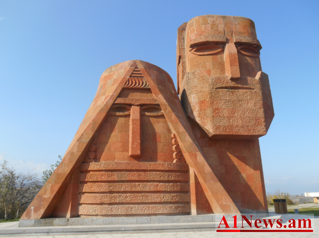 papik-tatik-jonny-blair-nagorno-karabakh-stepanakert-650x485_cKPa2.png