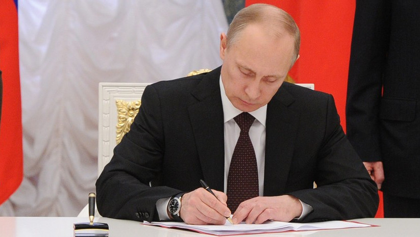 putin-signing_WzcN6.jpg