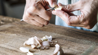 womanpeelinggarlic-732x549-thumbnail_aywfj.jpg