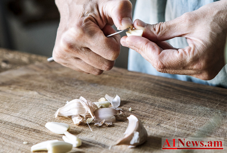 womanpeelinggarlic-732x549-thumbnail_aywfj.jpg