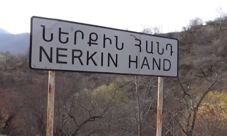 nerqin-hand_aja_M.jpg