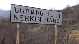nerqin-hand_aja_M.jpg
