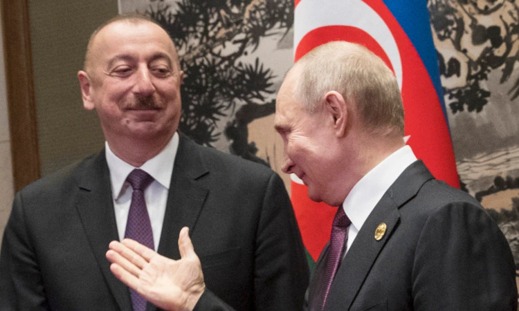 putin-aliev-handipum_9NAEA.jpg